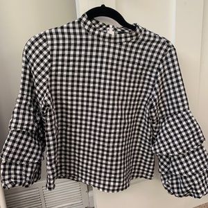 Women’s puffy sleeve shirt